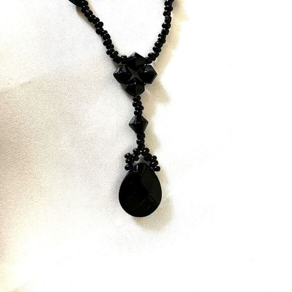 Black beaded teardrop pendant necklace - Picture 3 of 8